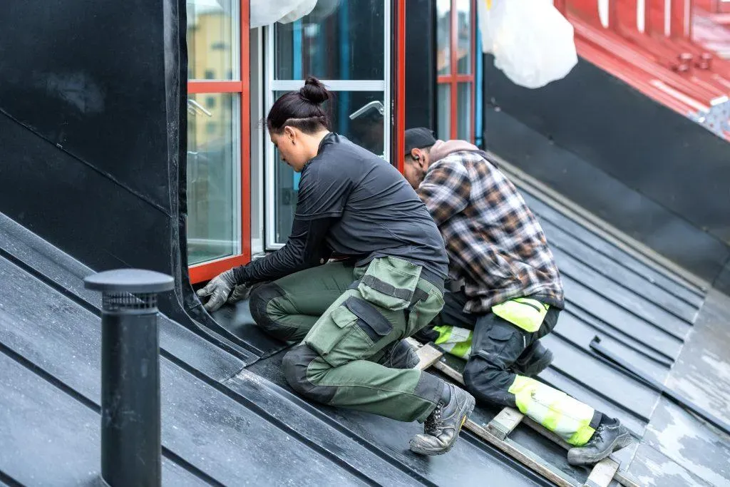 Renrots Plåt hantverkare i arbete